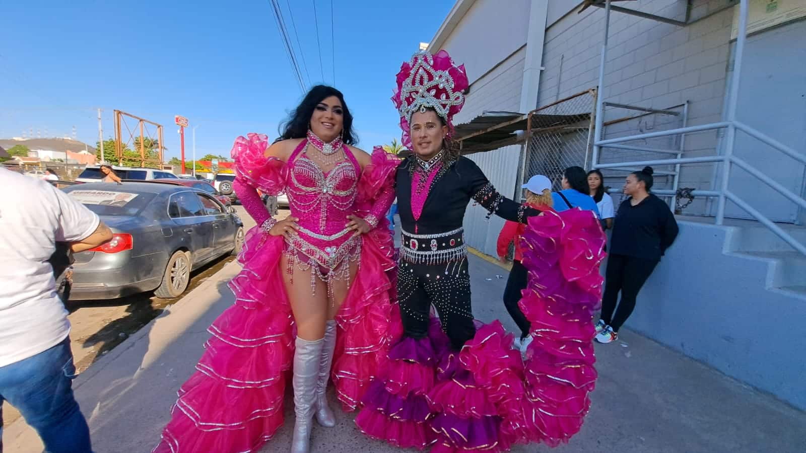 Personas en la marcha LGBT+ en Los Mochis