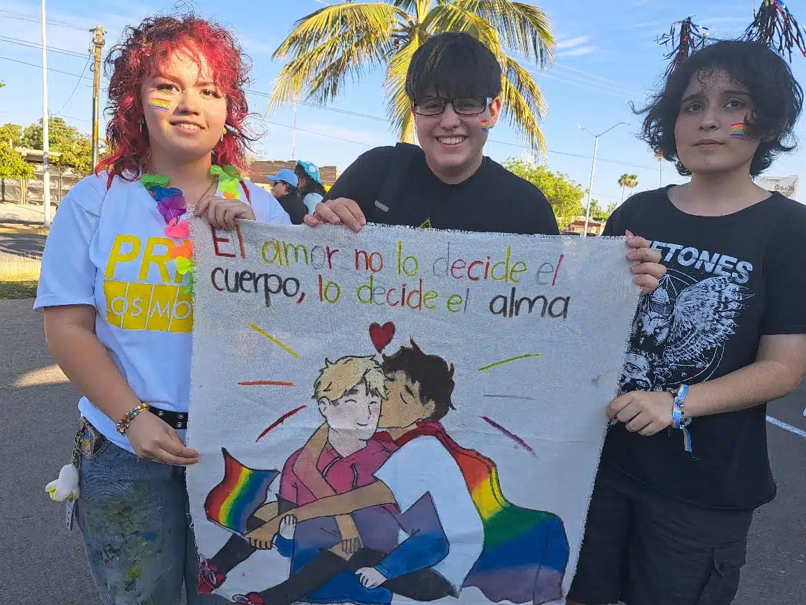Personas en la marcha LGBT+ en Los Mochis