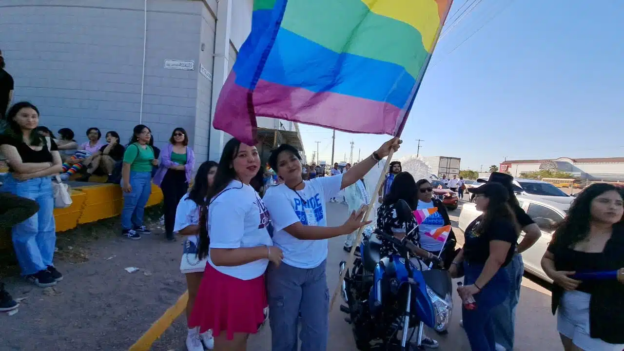 Personas en la marcha LGBT+ en Los Mochis