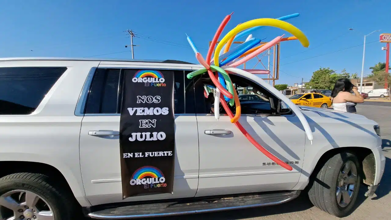 Una camioneta en la marcha LGBT+ en Los Mochis