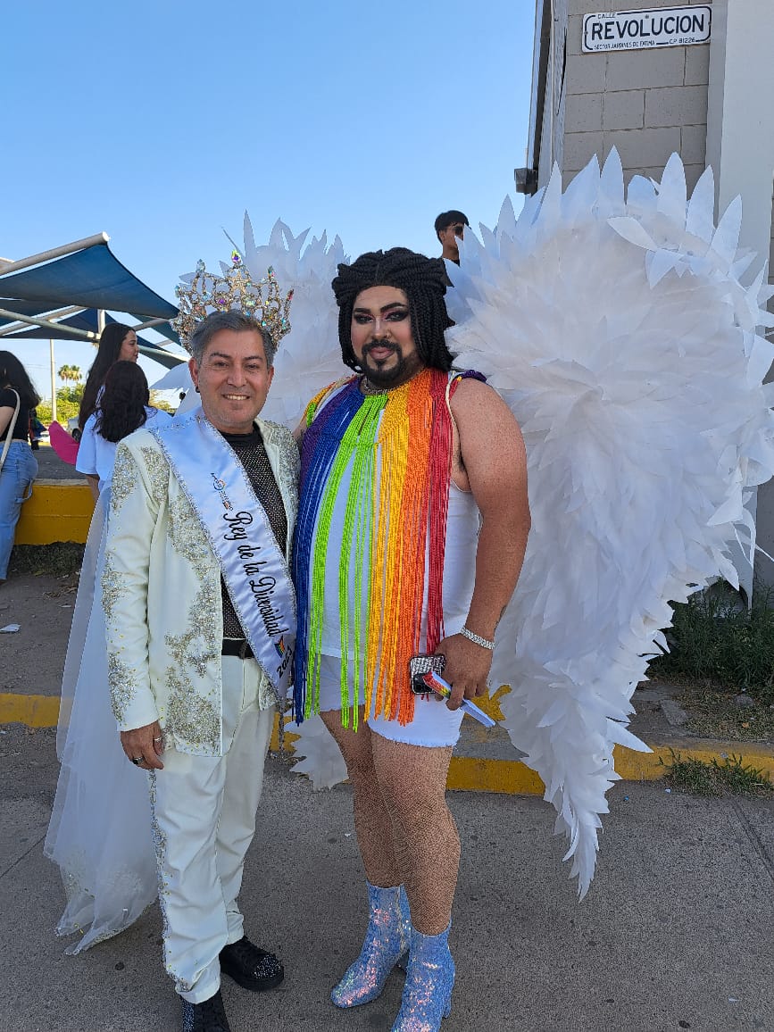 Personas en la marcha LGBT+ en Los Mochis