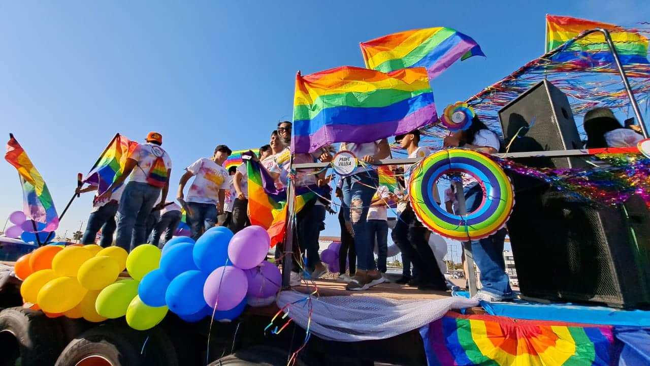 Personas en la marcha LGBT+ en Los Mochis