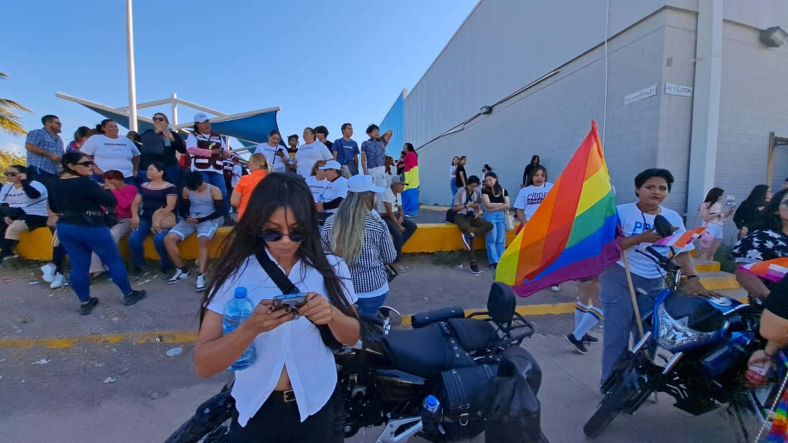 Personas en la marcha LGBT+ en Los Mochis
