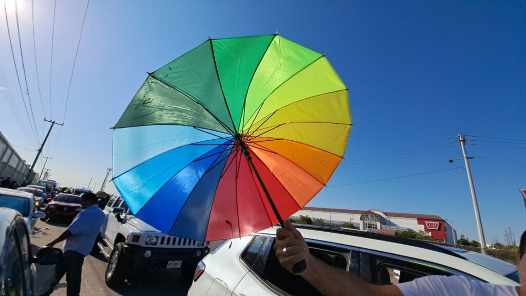 Un paraguas en la marcha LGBT+ en Los Mochis