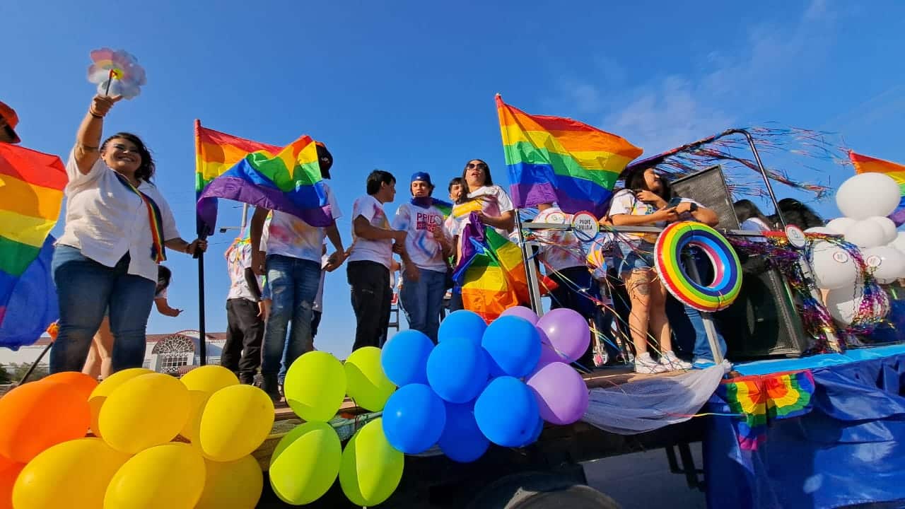 Personas en la marcha LGBT+ en Los Mochis