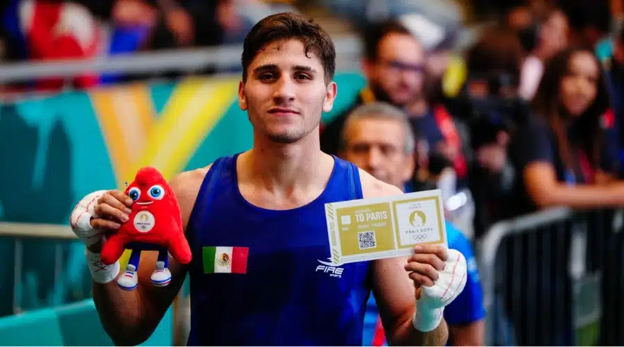 Marco Verde posa con su boleto a París 2024 después de su clasificación a Juegos Olímpicos
