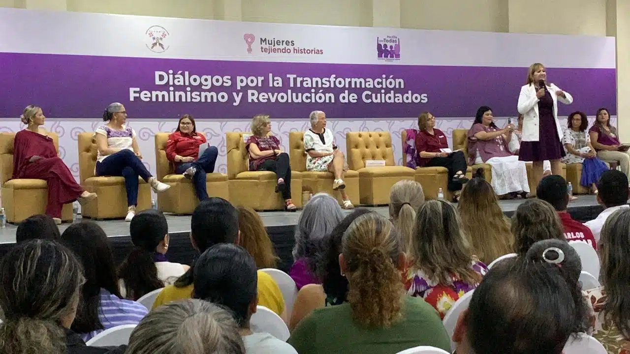 María Teresa Guerra Ochoa hablando en los “Diálogos por la transformación, feminismo y revolución de cuidados” en Mazatlán
