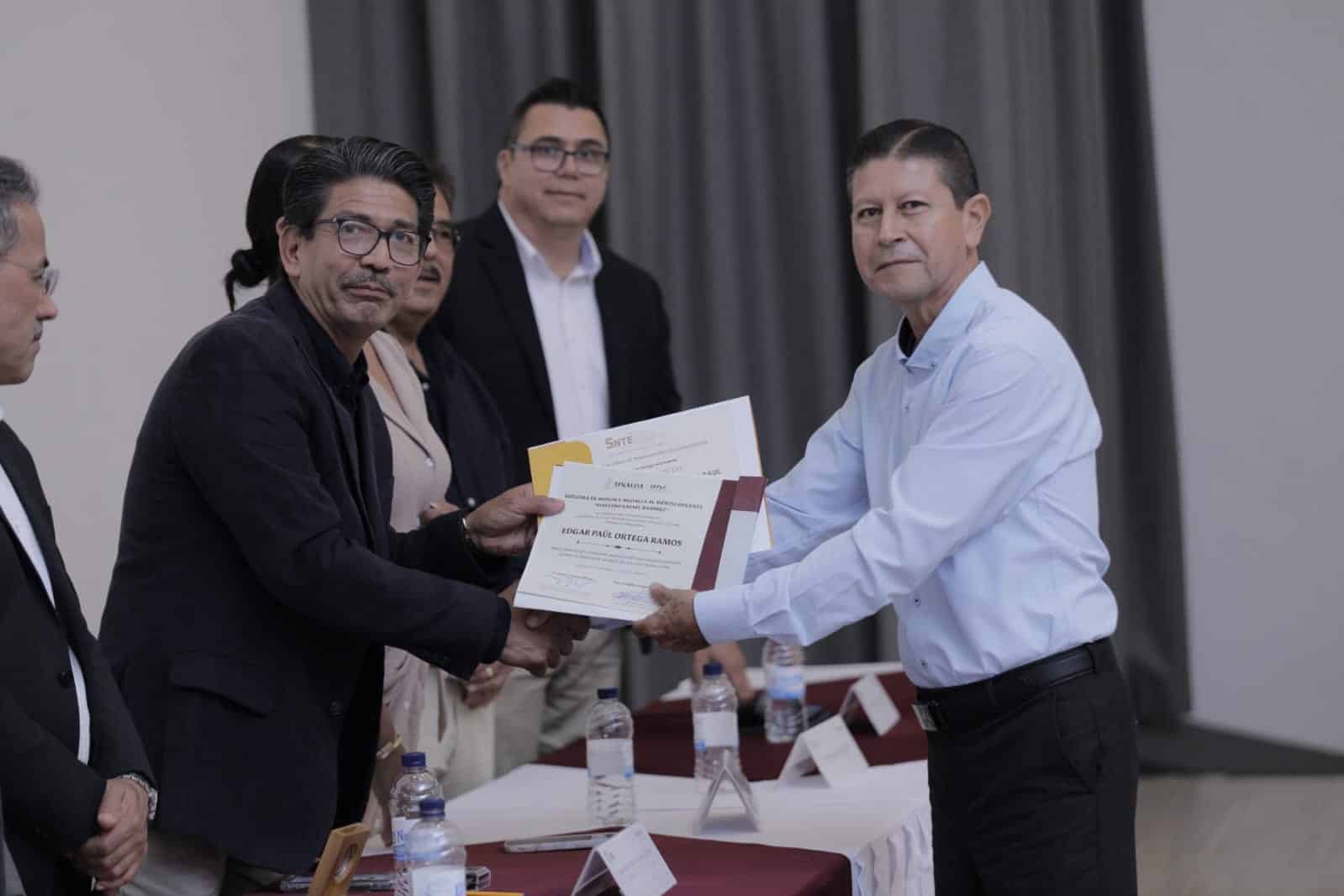 Martín Ahumada Quintero, presidente municipal de Guasave, haciendo entrega de un reconocimiento a un maestro por sus 30 años de servicio