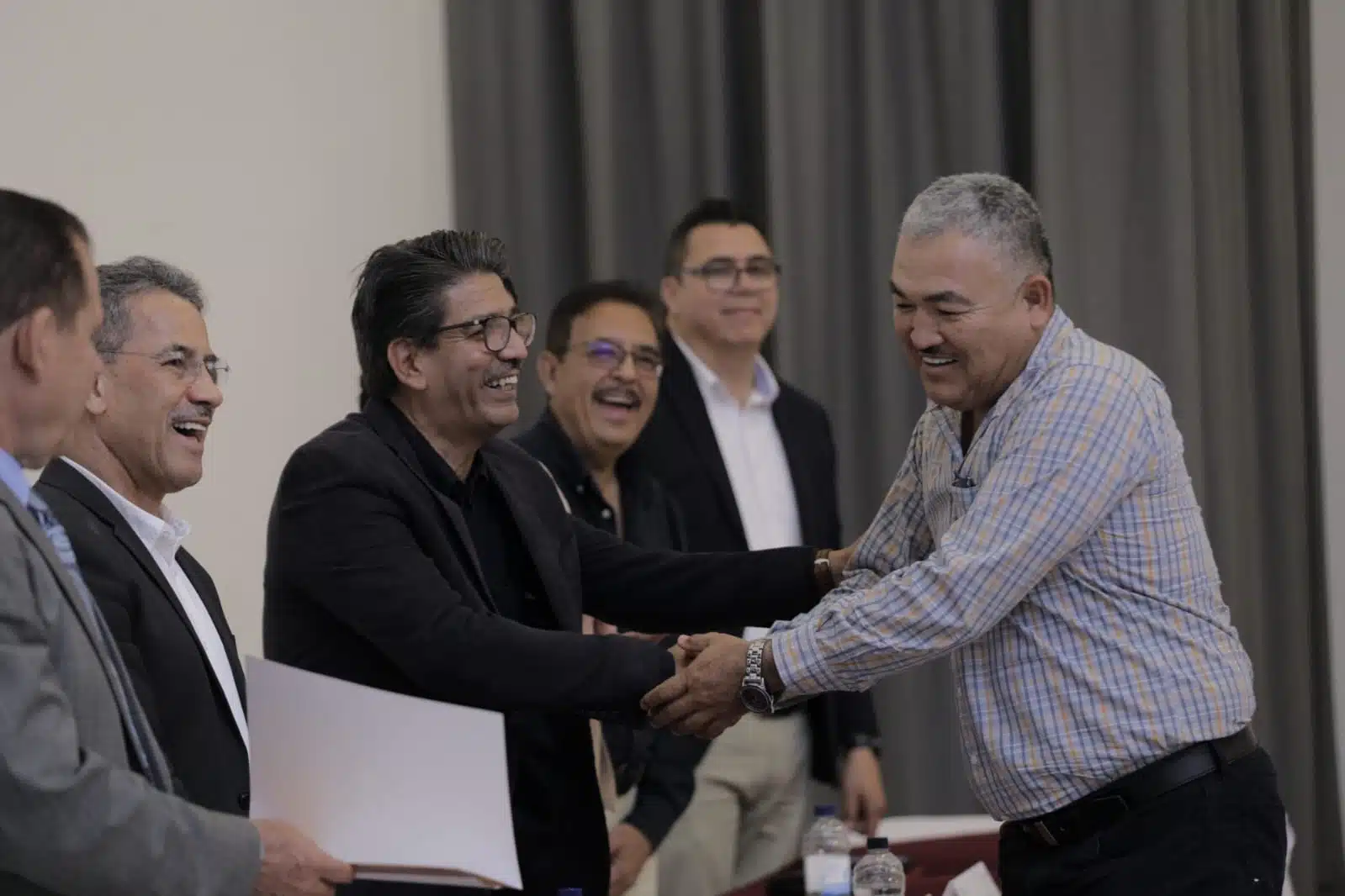 Martín Ahumada Quintero, presidente municipal de Guasave, haciendo entrega de un reconocimiento a un maestro por sus 30 años de servicio