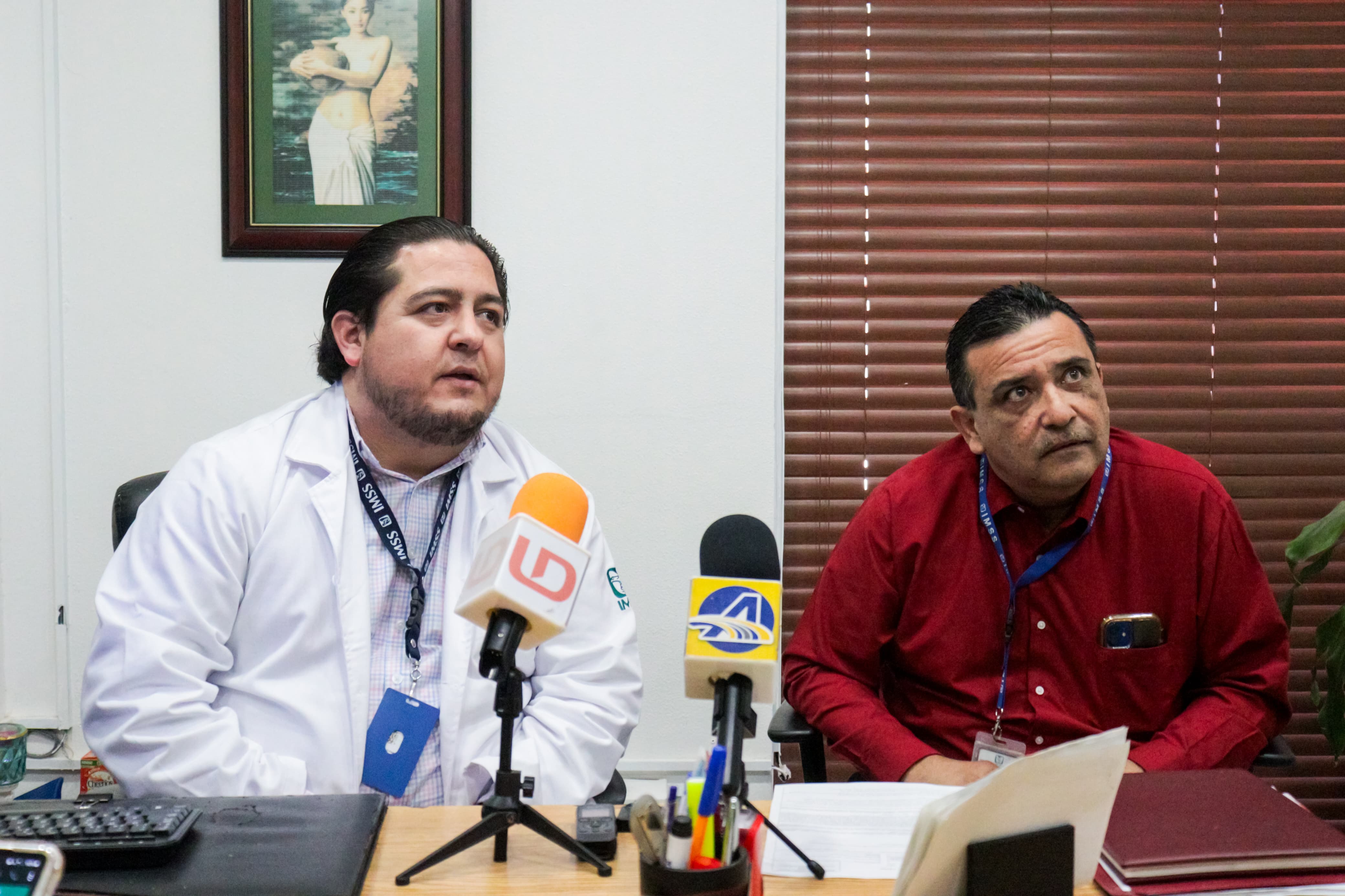 El jefe de la Unidad de Cuidados Intensivos -UCI-, Christian Alberto Cázarez Buitimea, y el subdirector del Hospital 49 del Instituto Mexicano del Seguro Social -IMSS-, Miguel Ángel López Iribe.
