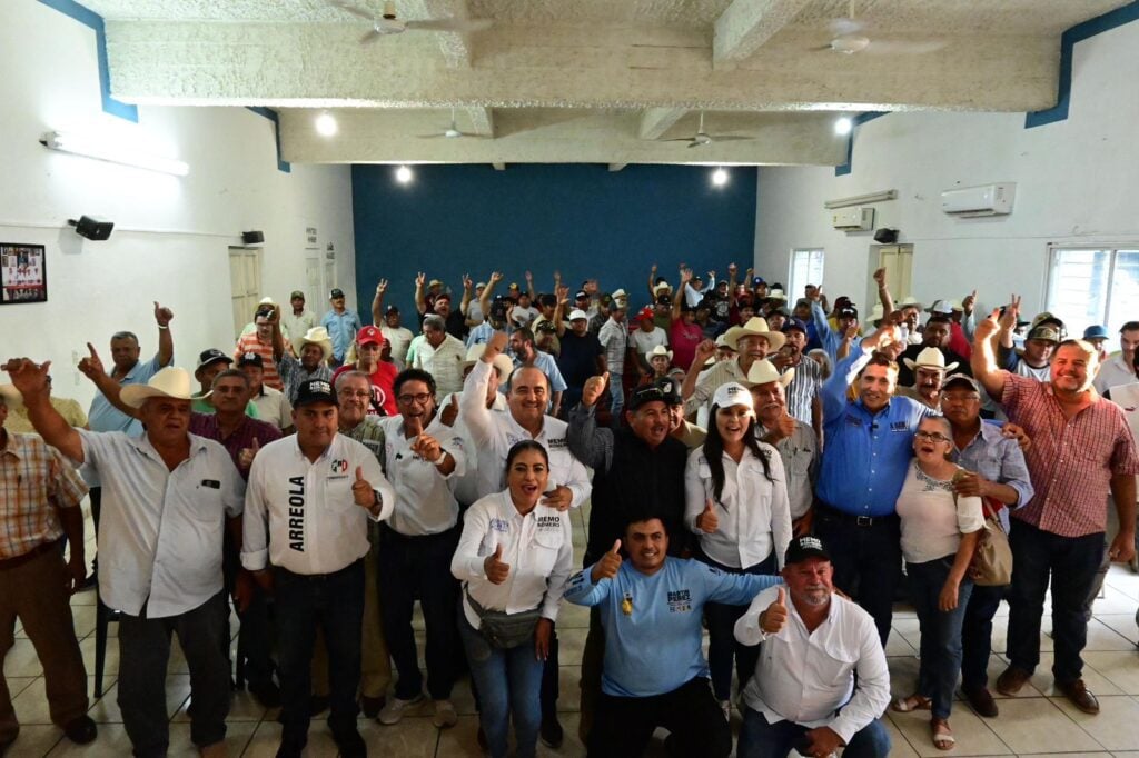 Memo Romero reunido con agricultores pertenecientes al ejido de Villa Unión