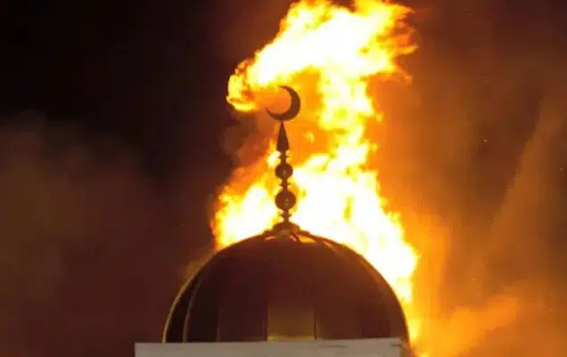 Hombre lanza bomba molotov a mezquita y deja 11 fallecidos en Nigeria