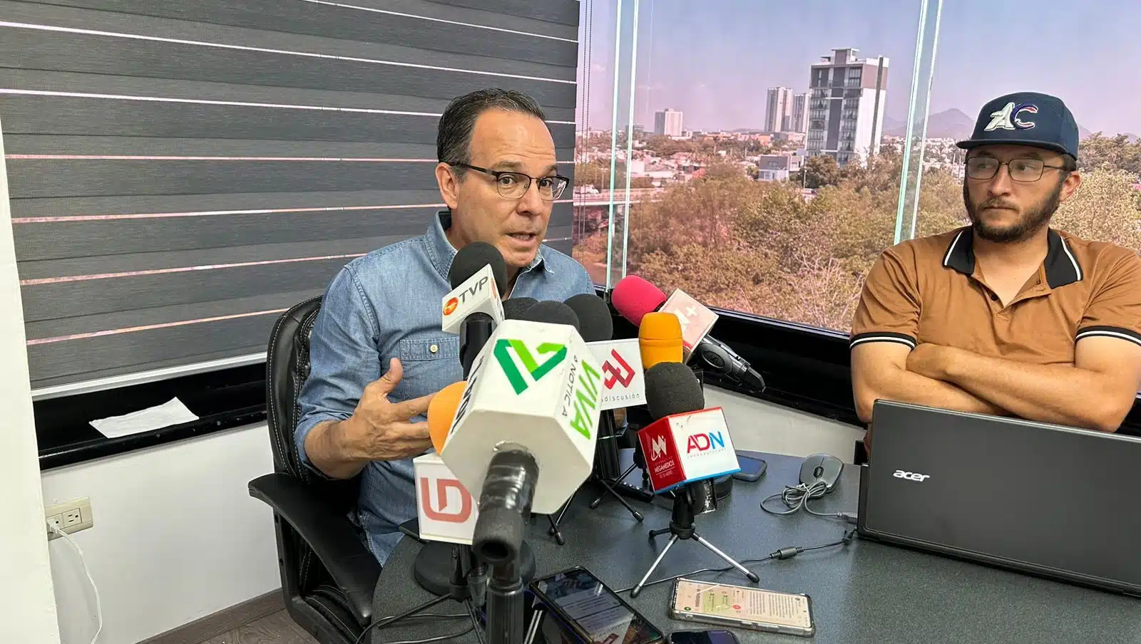 Miguel Enrique Calderón Quevedo con medios de prensa