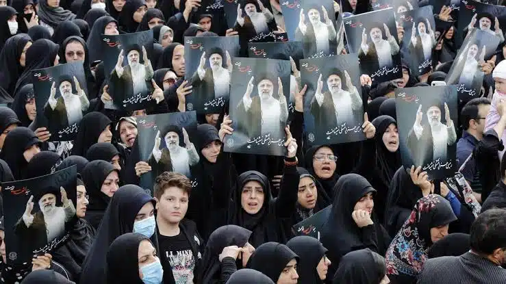 Miles de iraníes salen a las calles tras la muerte del presidente Raisí