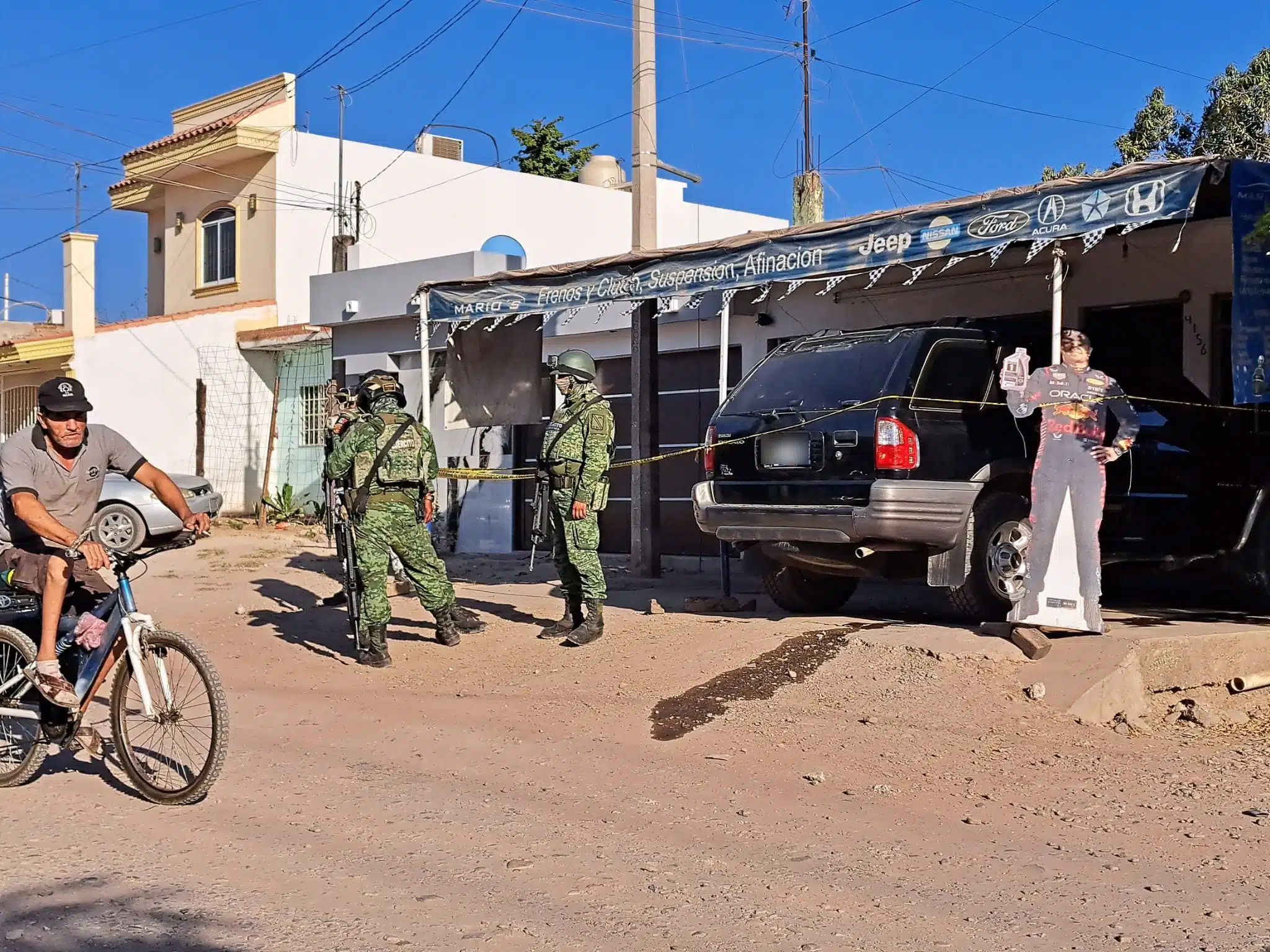 Militares y elementos de la Policía Estatal en el lugar donde dispararon y privaron de la libertad a Juan Francisco en Culiacán