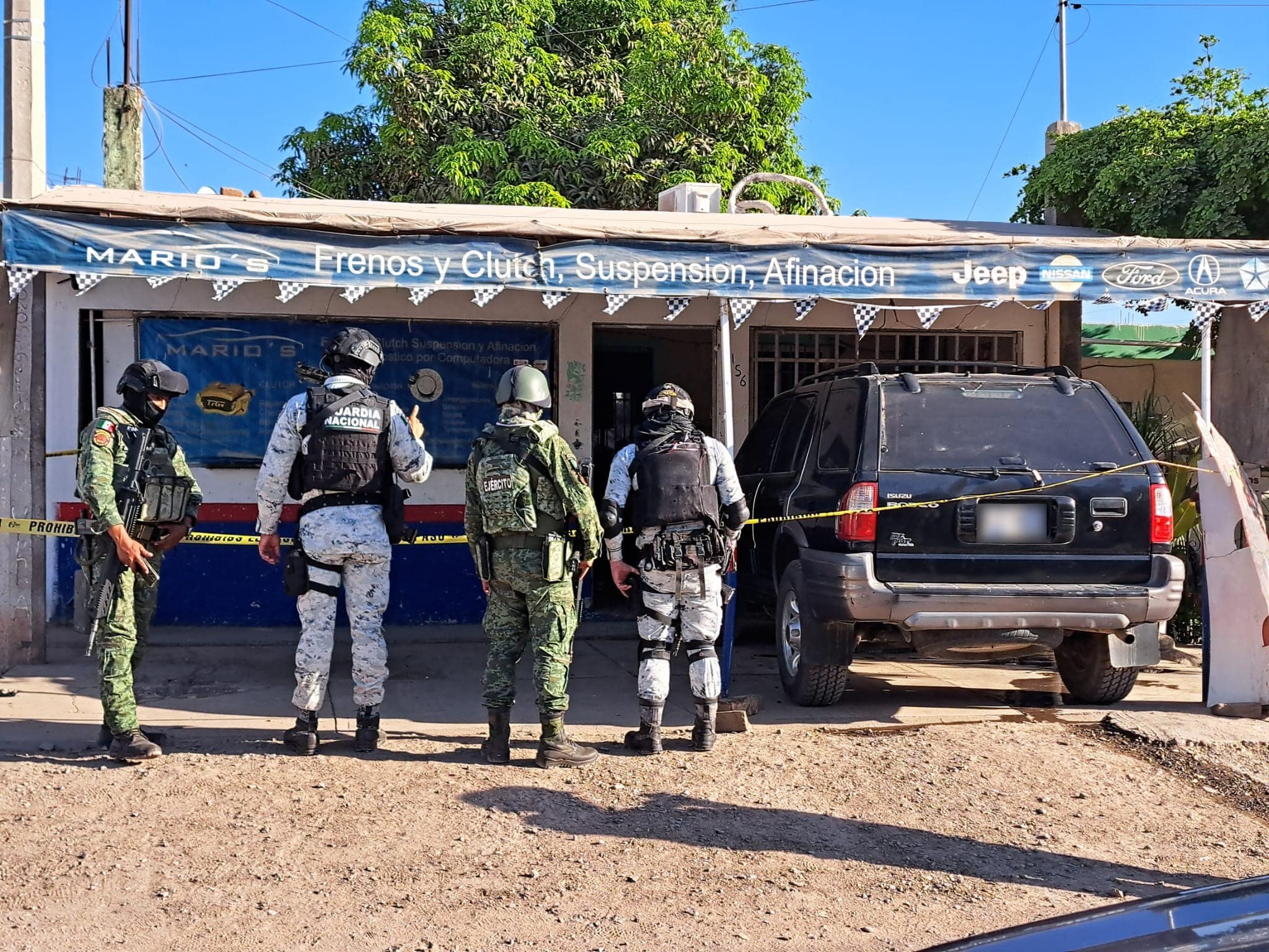 Militares y elementos de la Policía Estatal en el lugar donde dispararon y privaron de la libertad a Juan Francisco en Culiacán