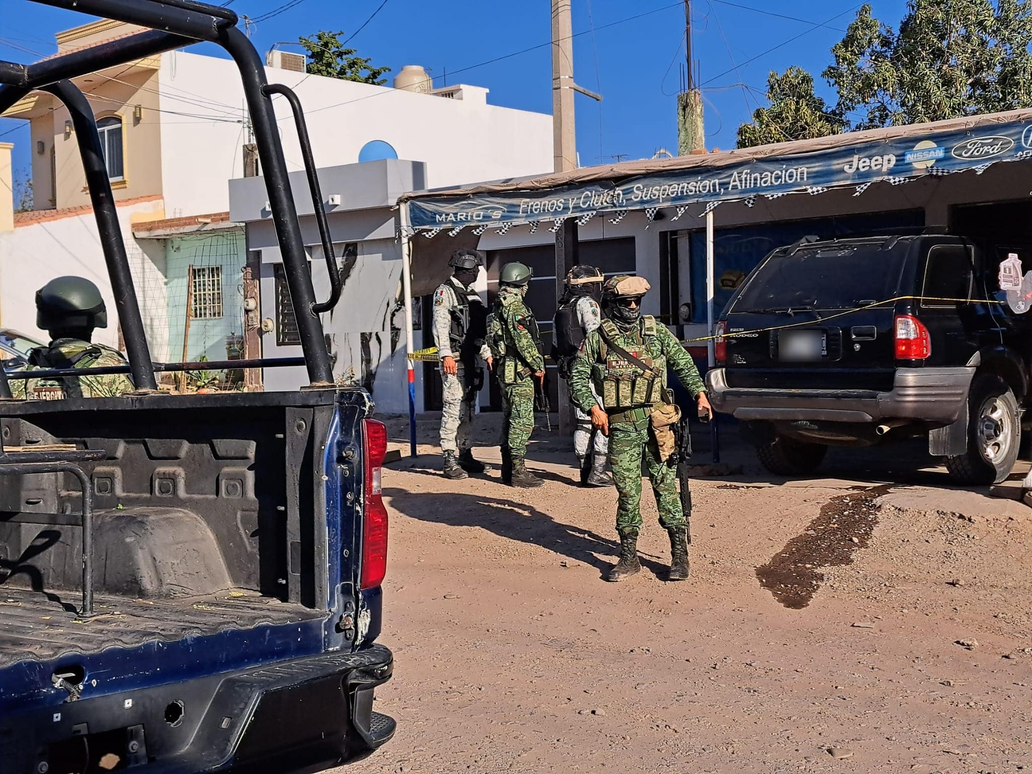 Militares y elementos de la Policía Estatal en el lugar donde dispararon y privaron de la libertad a Juan Francisco en Culiacán