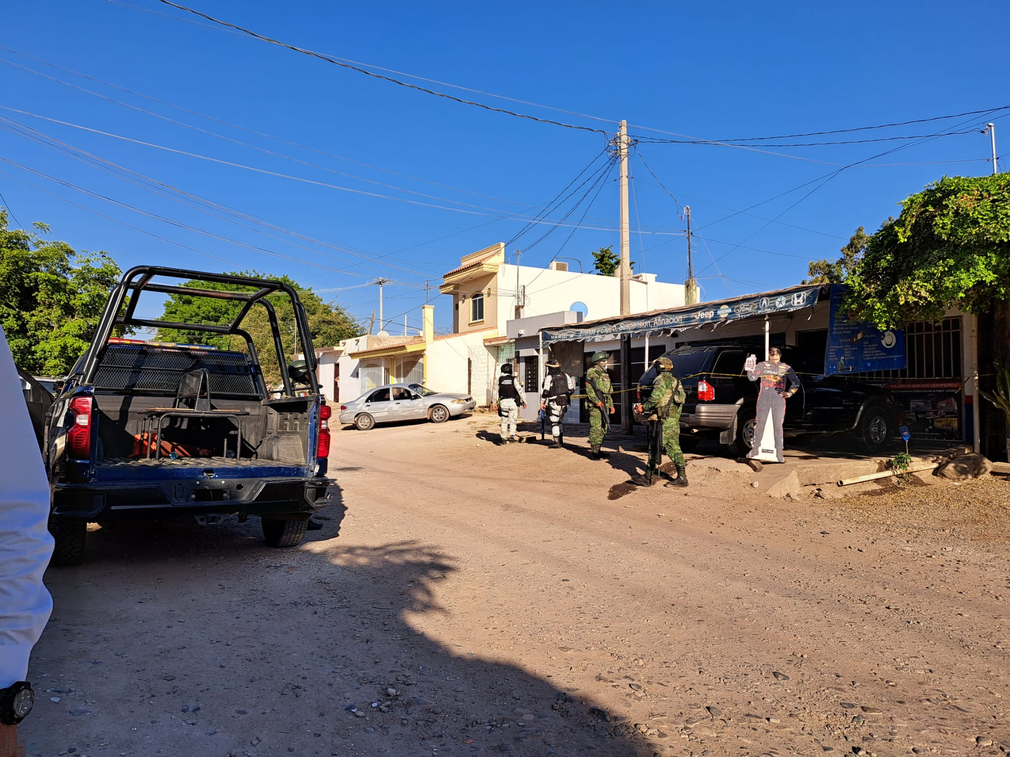 Militares y elementos de la Policía Estatal en el lugar donde dispararon y privaron de la libertad a Juan Francisco en Culiacán