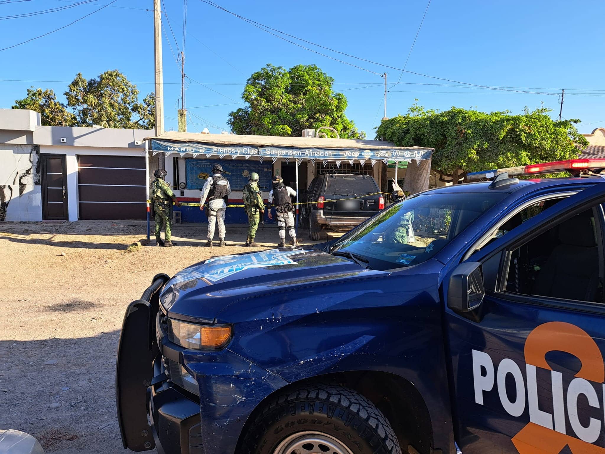Militares y elementos de la Policía Estatal en el lugar donde dispararon y privaron de la libertad a Juan Francisco en Culiacán