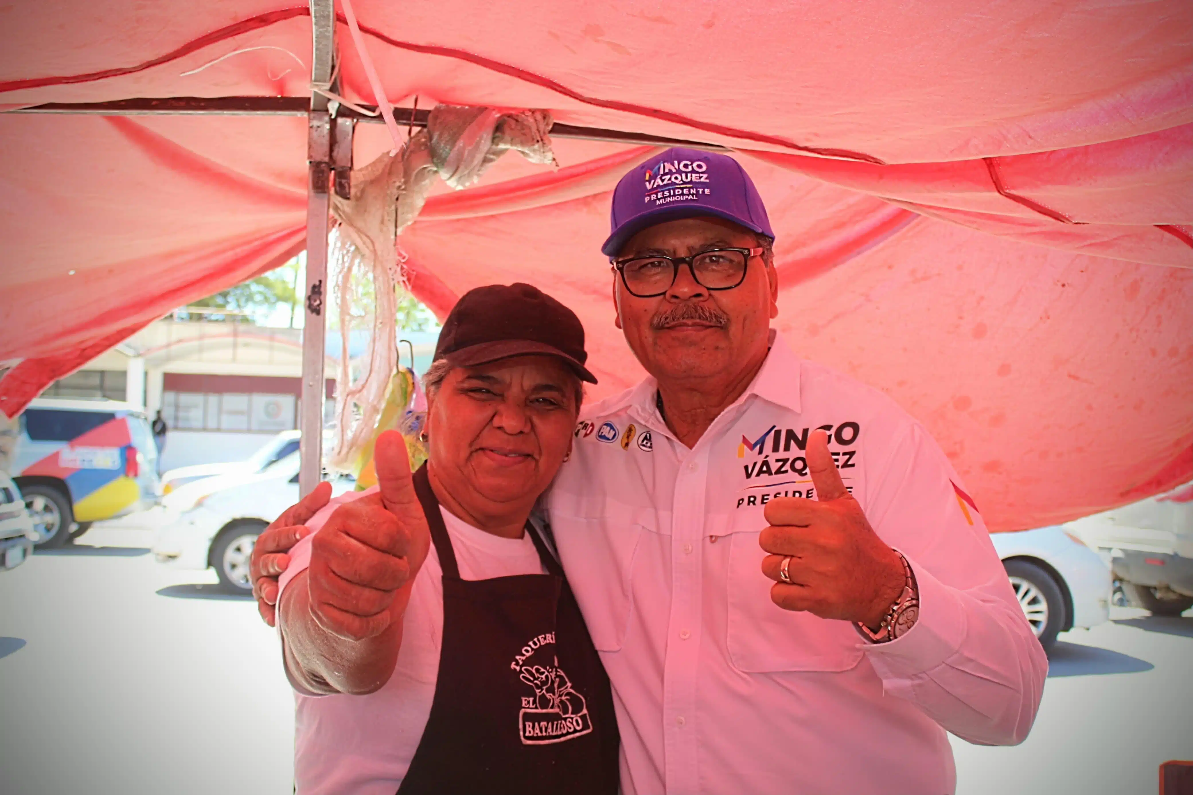 “Mingo” Vázquez junto a un vecino de El Carrizo