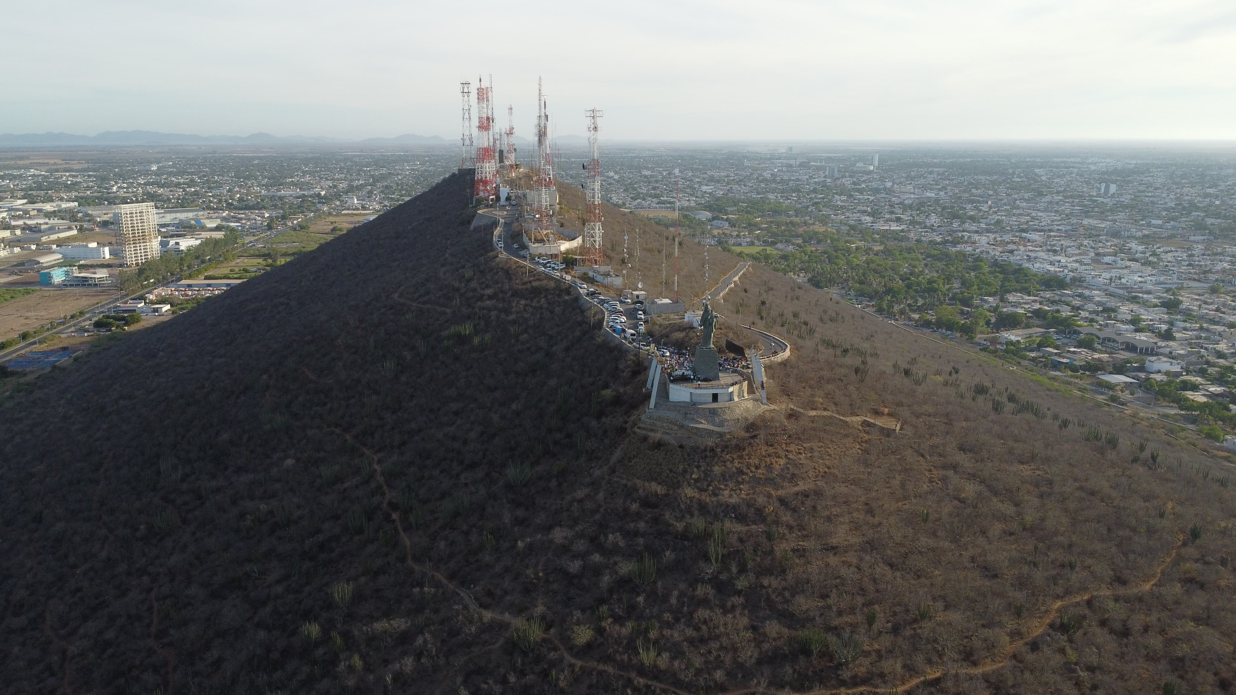 Misa en los pies de la virgen del Valle en el Cerro de la Memoria en Los Mochis para pedir por la paz en México y por un buen temporal de lluvias