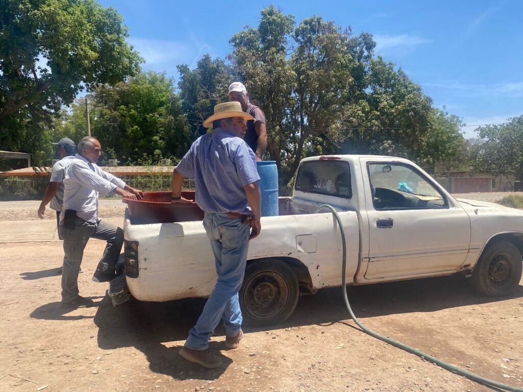 Habitantes de Mochicahui se suministran de agua