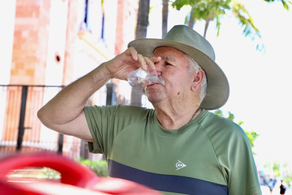 Los ciudadanos pueden tomar sueros y agua para hacerle frente a las altas temperaturas.