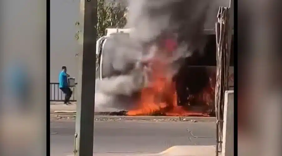 Momento exacto donde camión urbano se incendió en Imala