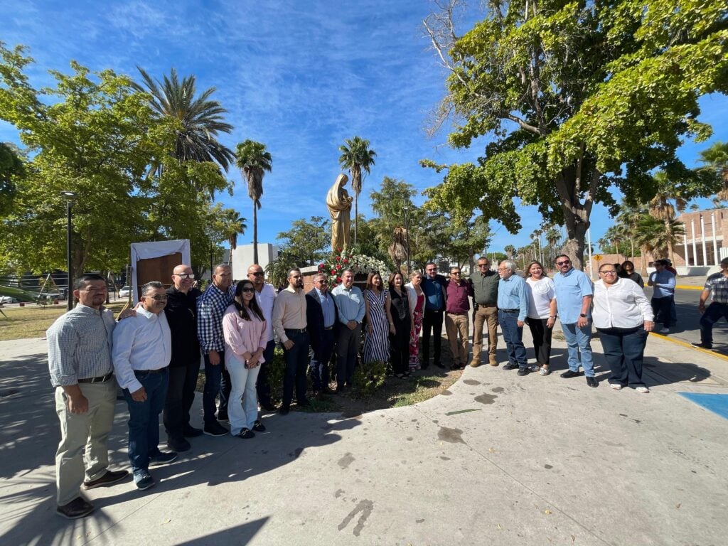 Monumento a la Madre ubicado en la Plaza de la Mujer