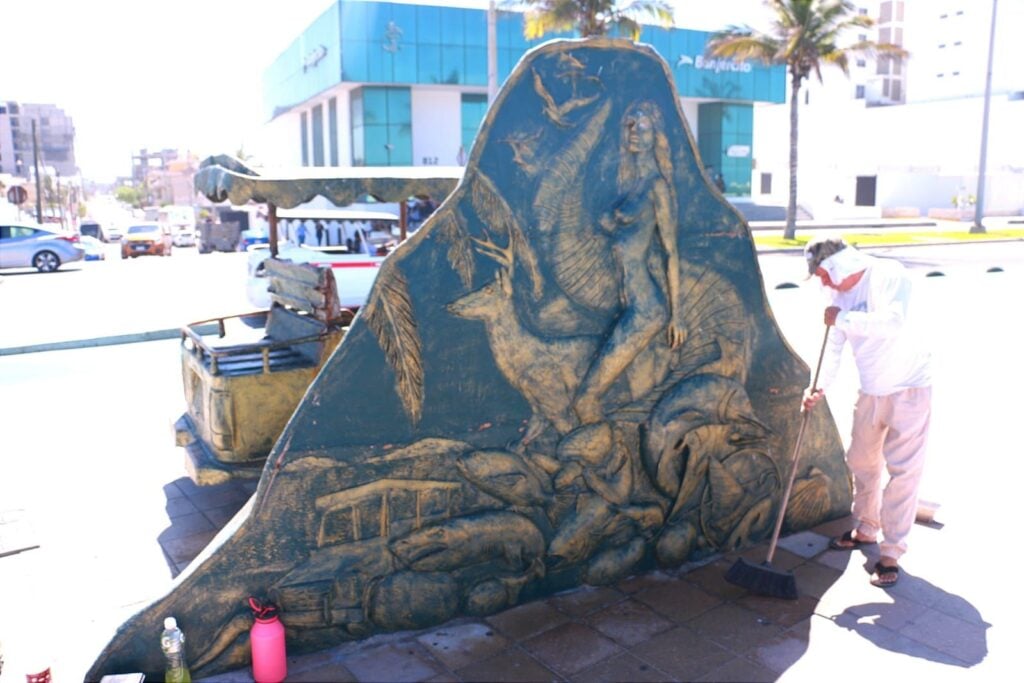 Trabajos para embellecer el monumento a la Pulmonía y el parador fotográfico.