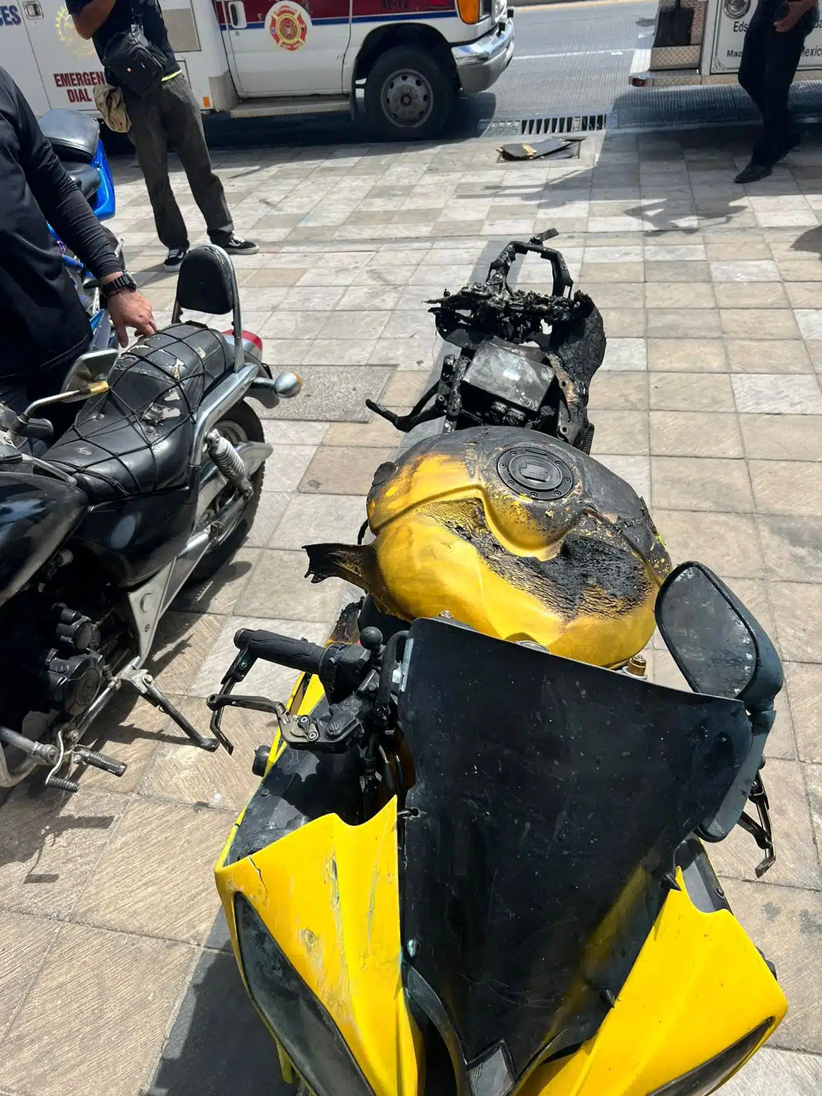 Motocicleta que se incendió en la Avenida Del Mar durante la celebración de la Semana Internacional de la Moto Mazatlán 2024