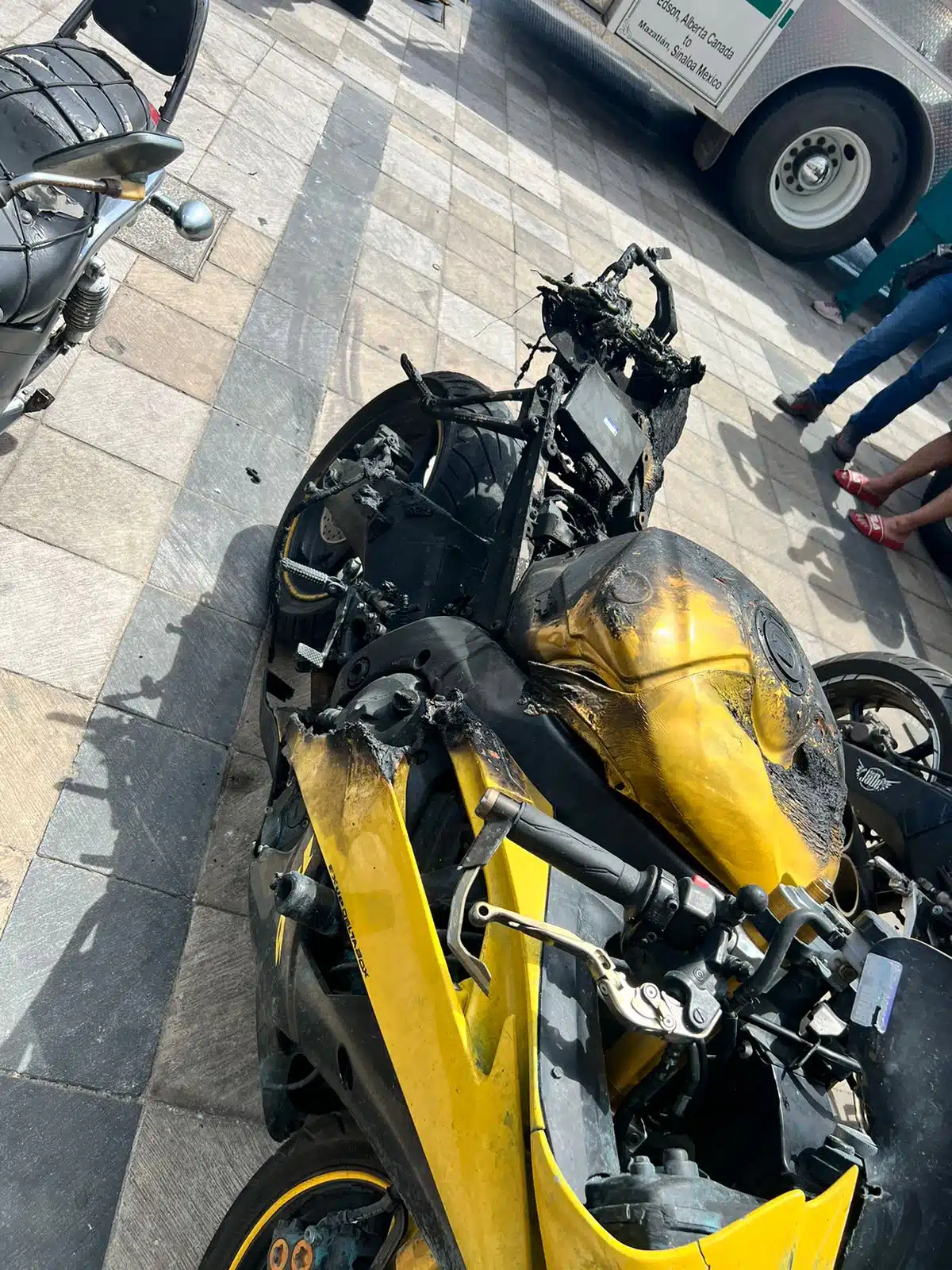 Motocicleta que se incendió en la Avenida Del Mar durante la celebración de la Semana Internacional de la Moto Mazatlán 2024