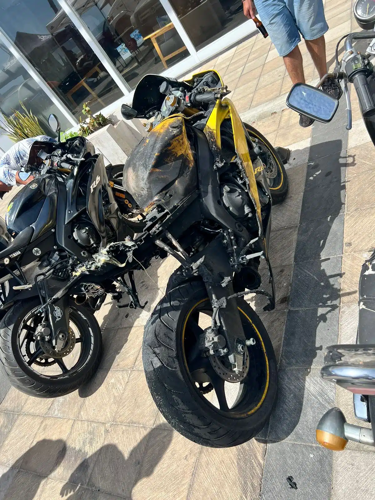 Motocicleta que se incendió en la Avenida Del Mar durante la celebración de la Semana Internacional de la Moto Mazatlán 2024
