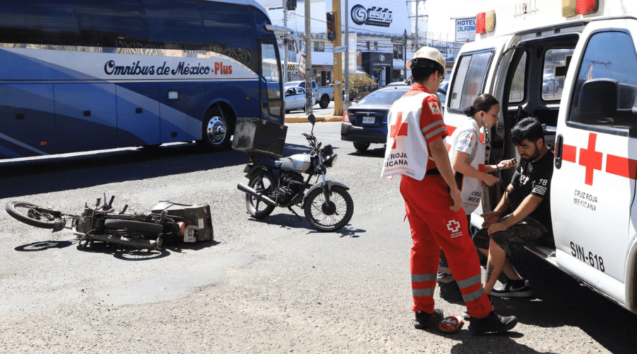 Al lugar llegaron paramédicos de la Cruz Roja Mazatlán para atender a las personas.