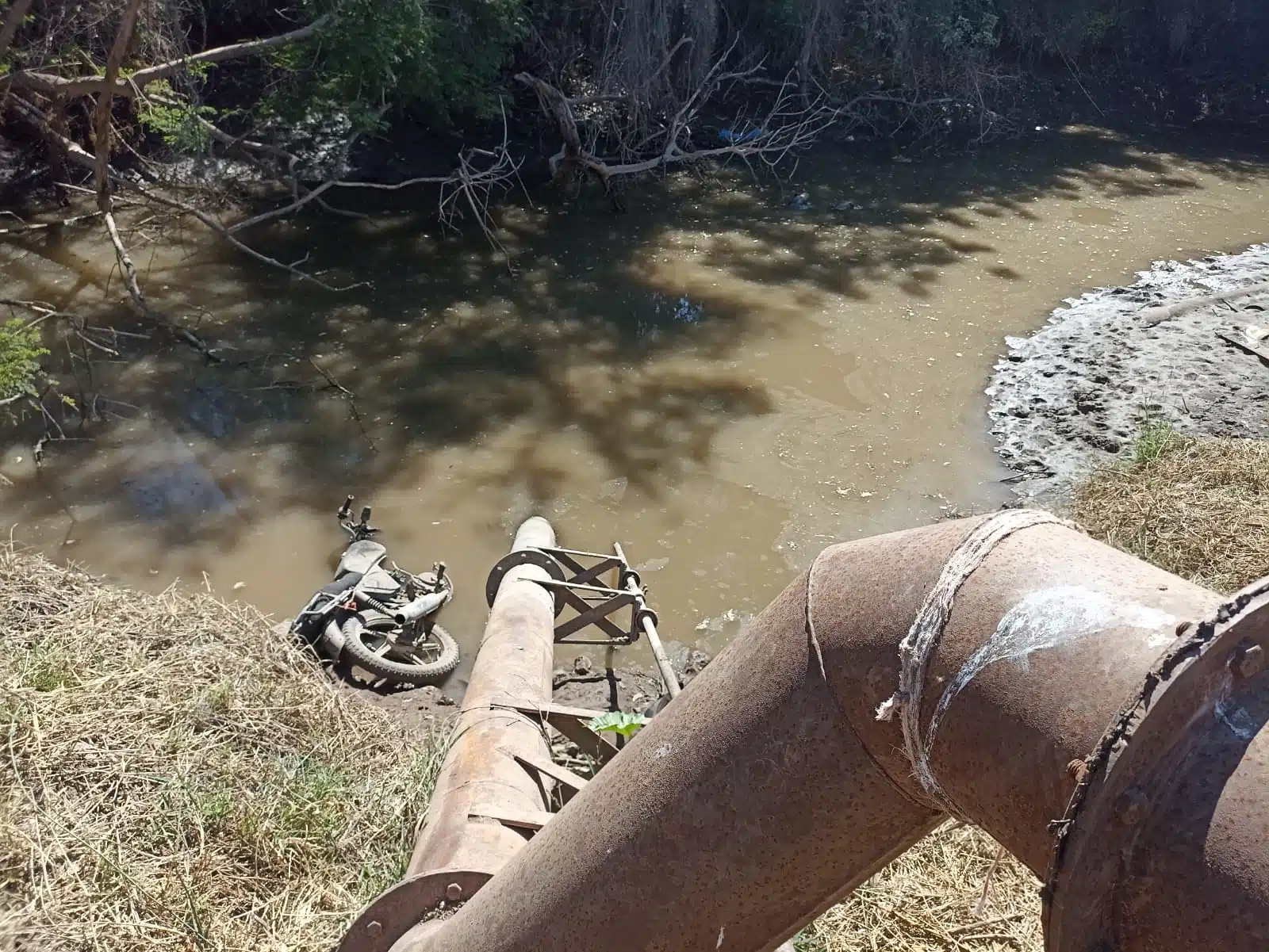 Motocicleta del hombre que fue encontrado sin vida al interior del dren en Angostura
