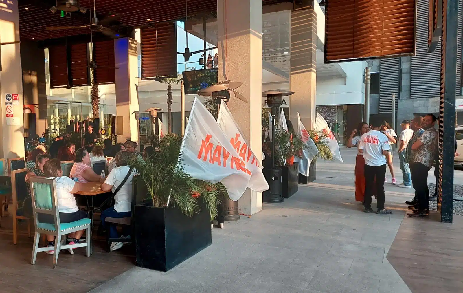 Personas en un restaurante-bar en el cierre de campaña de la candidata a la Diputación Federal por el Segundo Distrito de Movimiento Ciudadano, Bárbara Fox