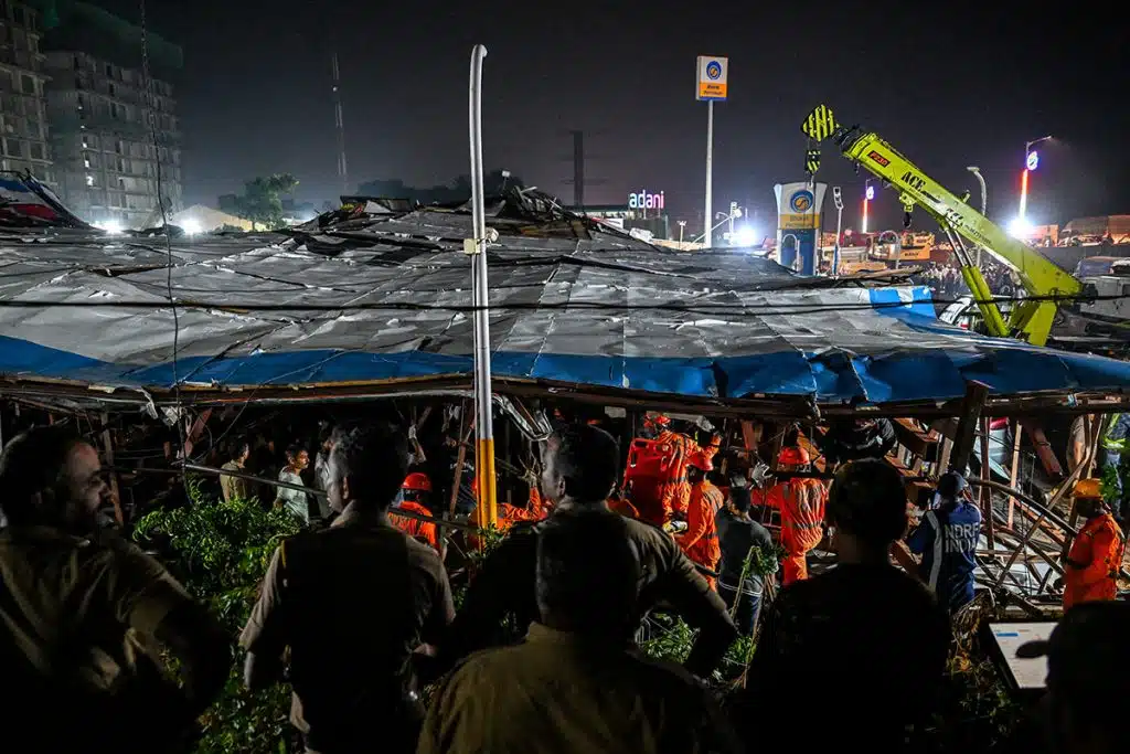 Mueren 12 personas y 60 resultan heridas al caer valla publicitaria en India