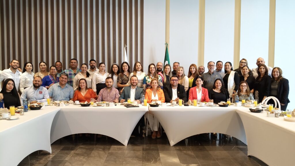 My-Lai Quintero Beltrán, candidata a la presidencia municipal de Mazatlán por el partido de Movimiento Ciudadano, junto a socios de la Asociación Mexicana de Profesionales Inmobiliarios