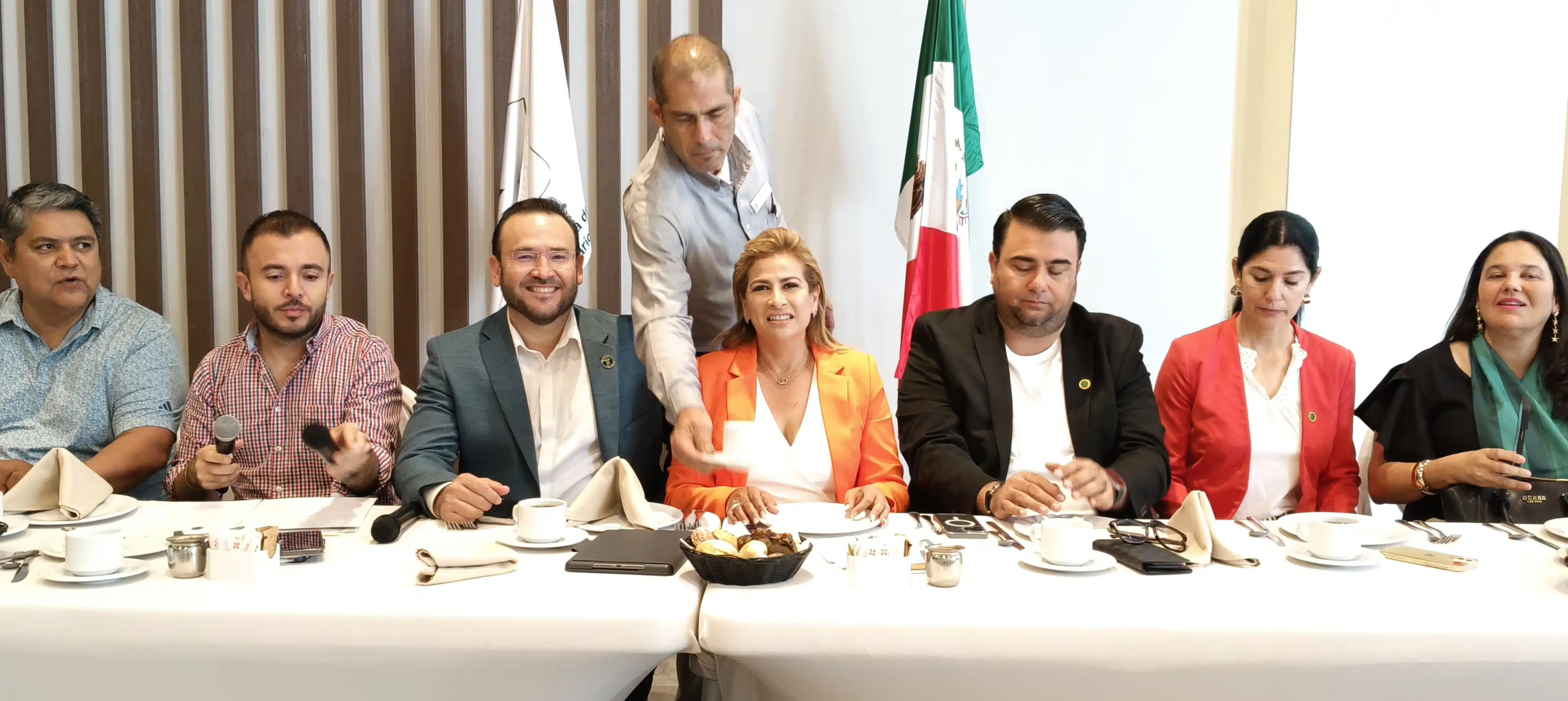 My-Lai Quintero Beltrán, candidata a la presidencia municipal de Mazatlán por el partido de Movimiento Ciudadano, junto a socios de la Asociación Mexicana de Profesionales Inmobiliarios