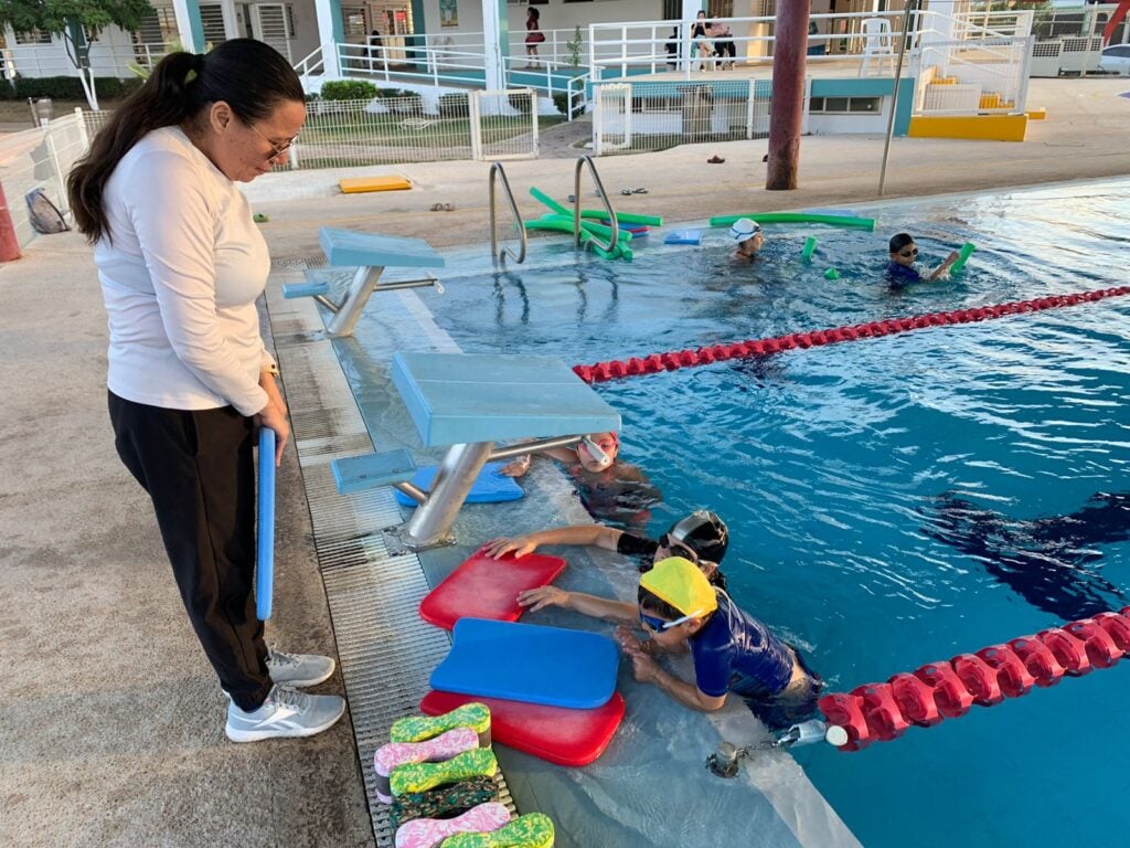 Recomiendan a los padres de familia llevar a sus hijos a clases de natación o los enseñen a nadar.