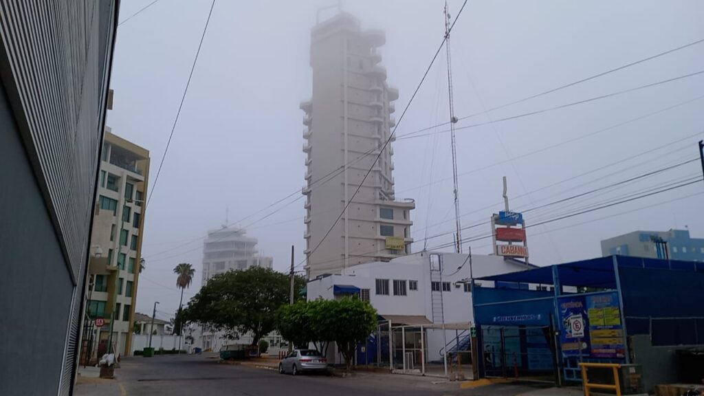 Niebla cubriendo edificios