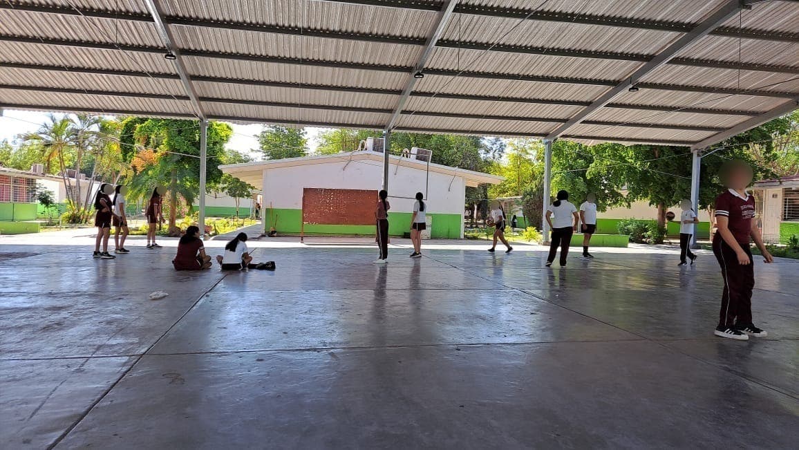 Niñas y niños en una escuela de Guasave