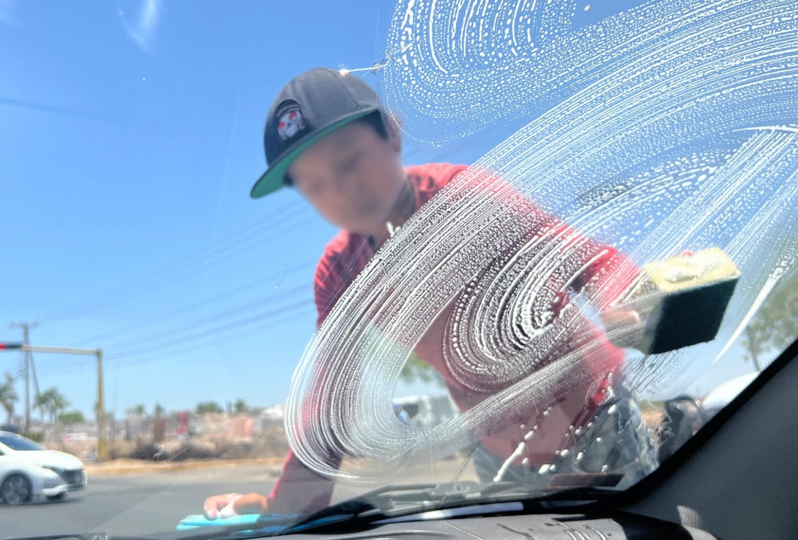 Niño limpiando parabrisas en culiacán