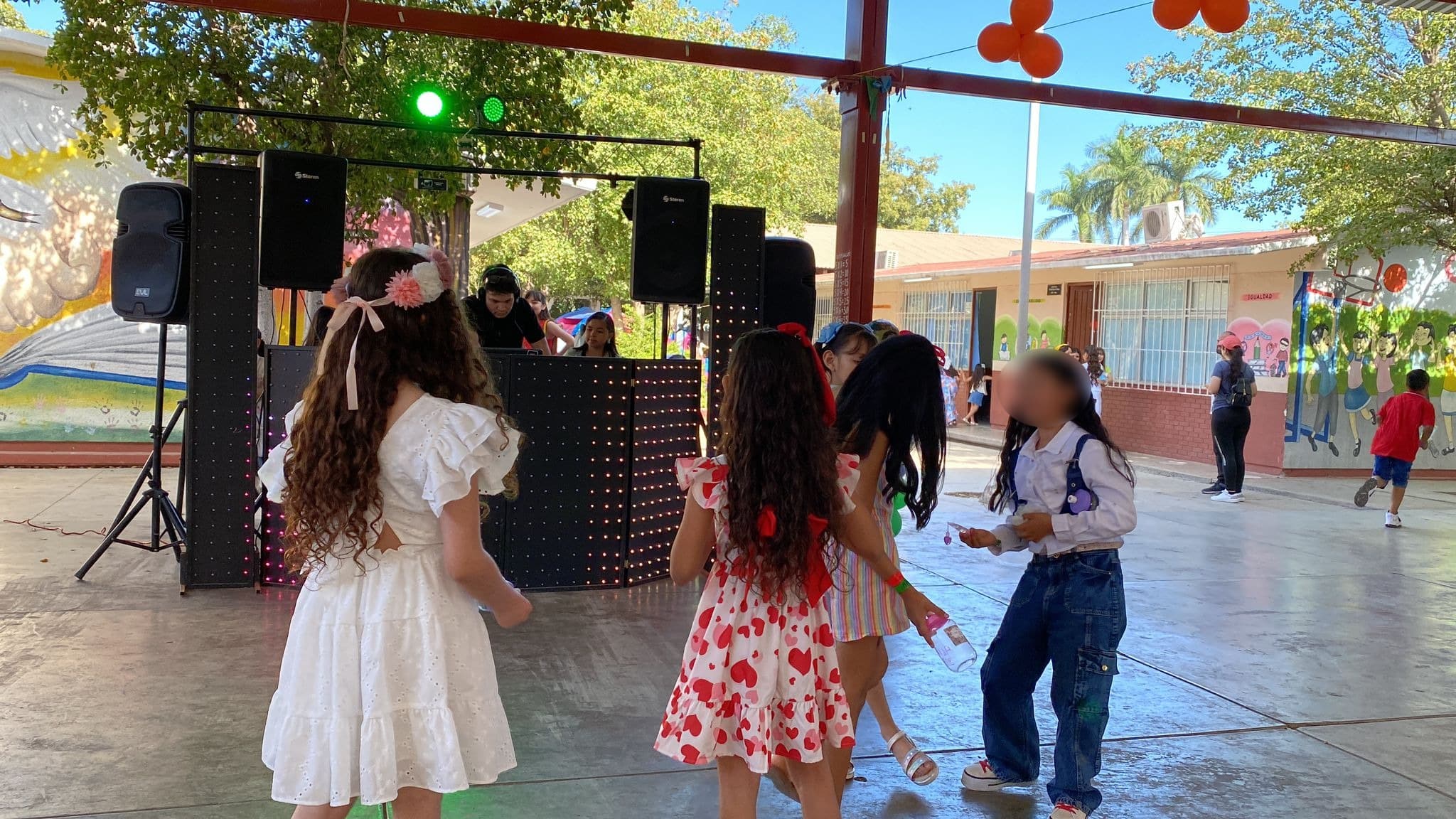 Estudiantes disfrutando de una celebración en su plantel educativo