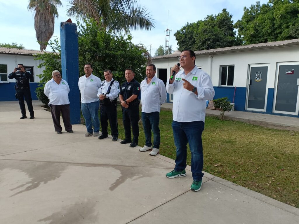 Noé Molina habla con los cuerpos de seguridad de Guasave