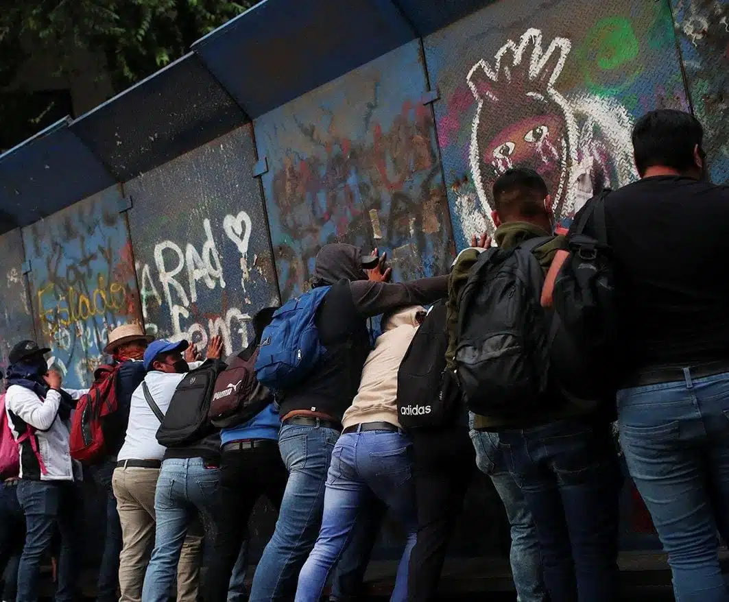 Normalistas se manifiestan en Segob; piden destrabar investigación de los 43 de Ayotzinapa