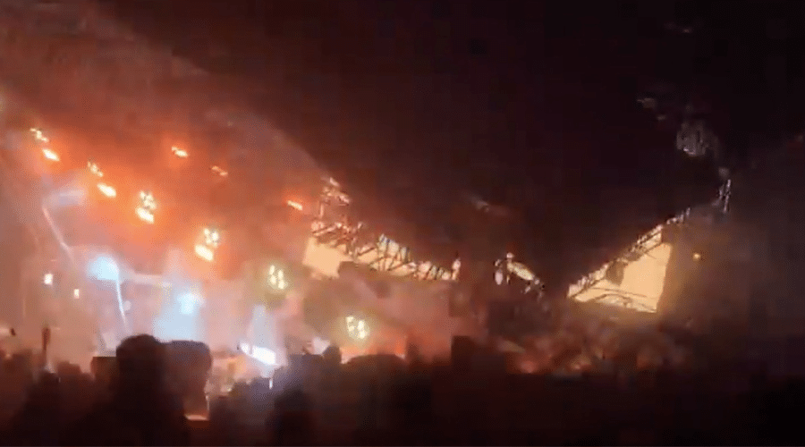 Momento en el que la estructura que sostenía las luces del templete, colapsa en acto político de Movimiento Ciudadano en Nuevo León. X