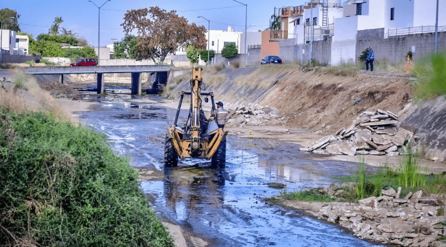 Además del desazolve, el proyecto contempla la reposición de losas colapsadas y de la guarnición del canal antes de que inicien las lluvias.