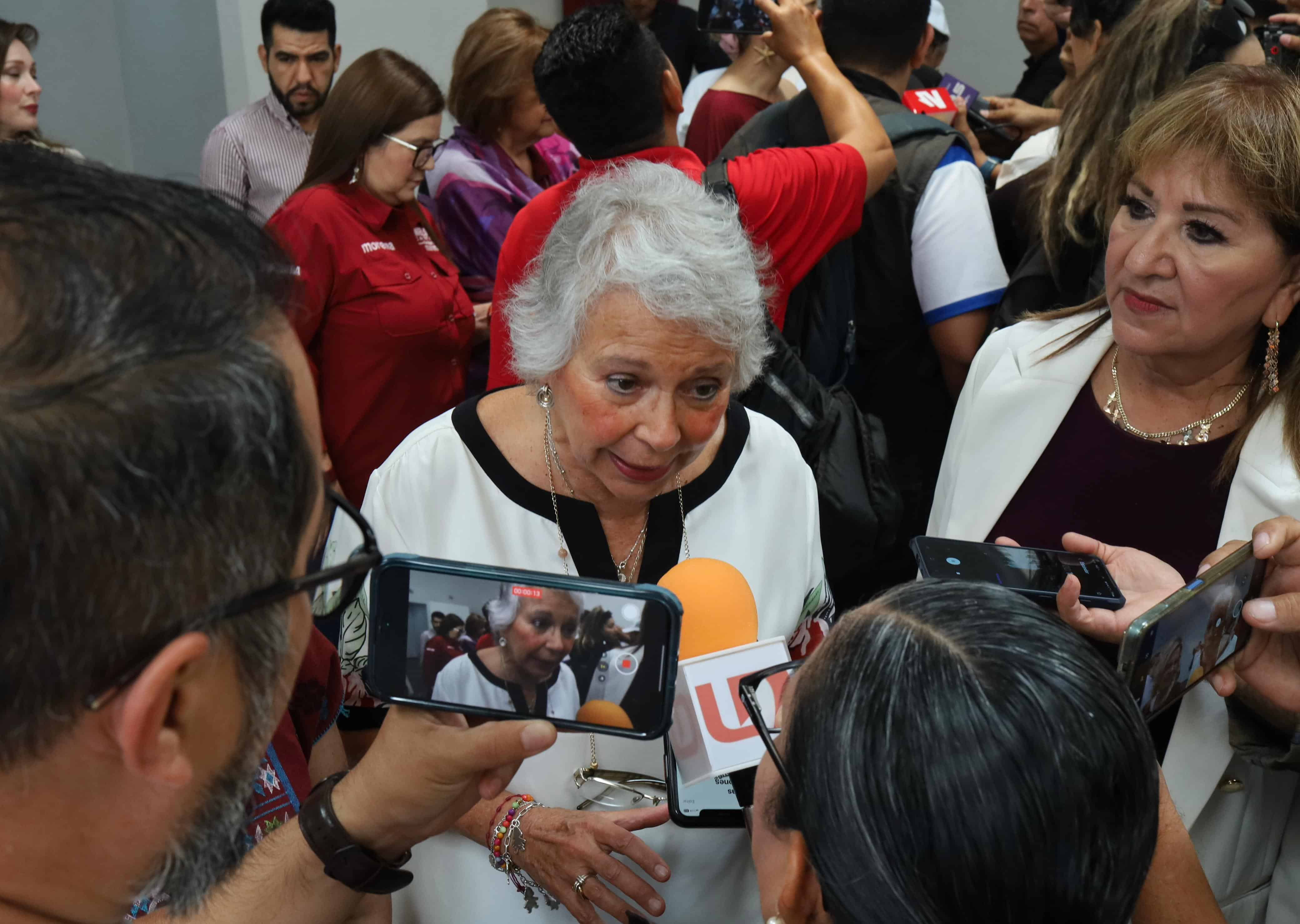 Olga Sánchez Cordero senadora de la República en entrevista con los medios de comunicación en Mazatlán