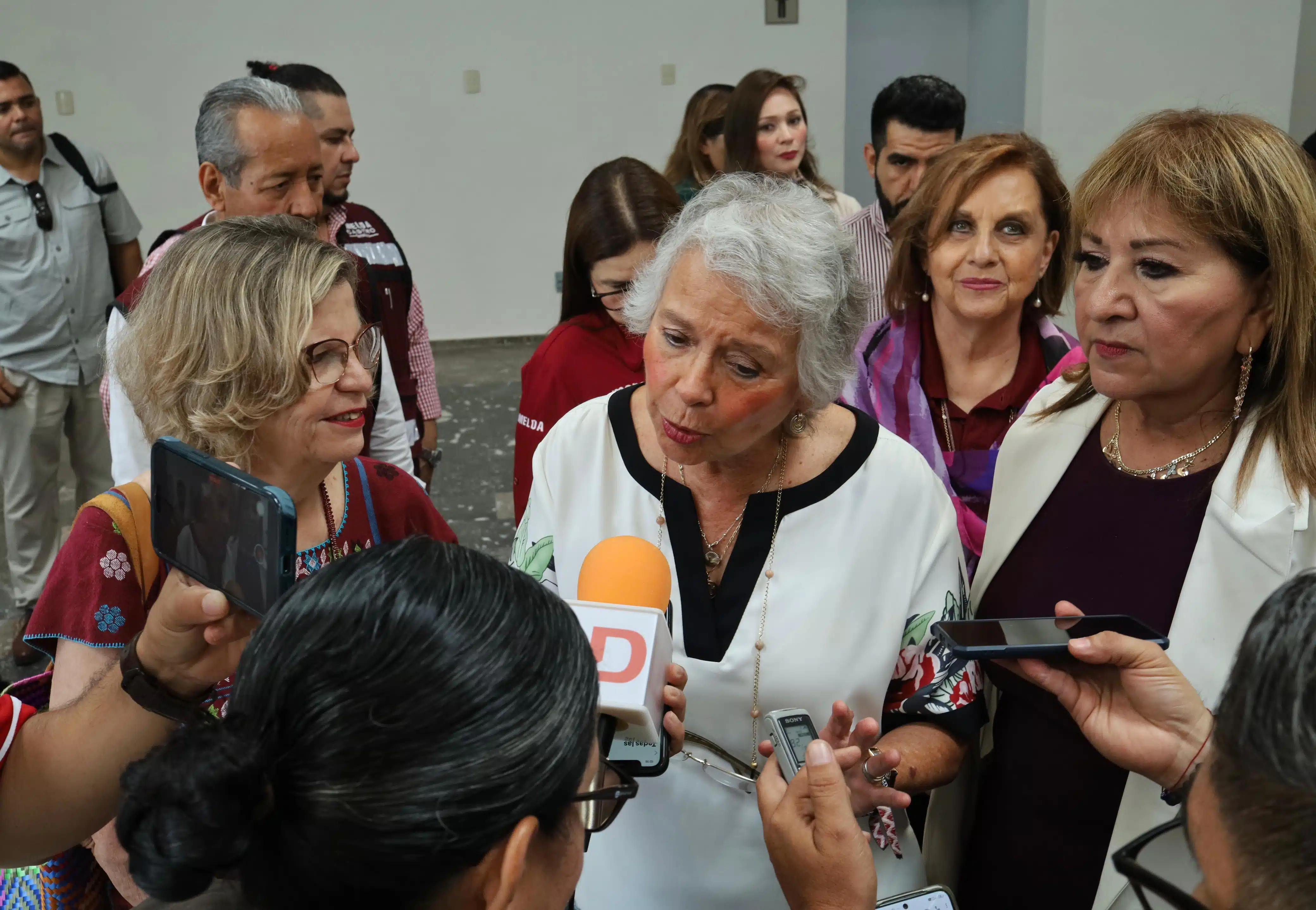 Olga Sánchez Cordero senadora de la República en entrevista con los medios de comunicación en Mazatlán